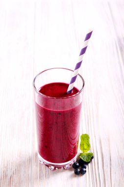 Berry güler yüzlü bir cam masa üzerinde