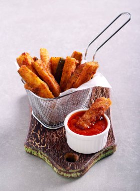 Çıtır çıtır kızarmış kabak dilimleri ve domates sosu