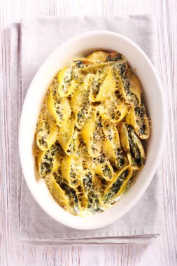 Bir teneke içinde pişmiş ıspanak ve ricotta makarna kabuk