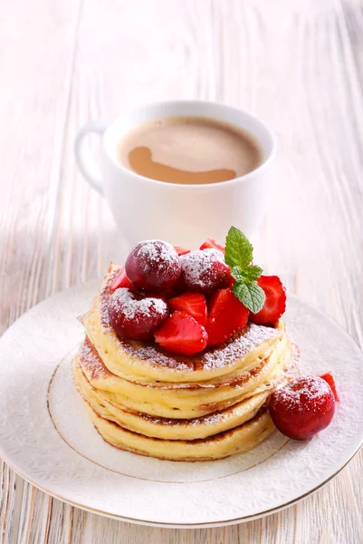 Frittelle Con Guarnizione Bacche Tazza Caffè — Foto Stock