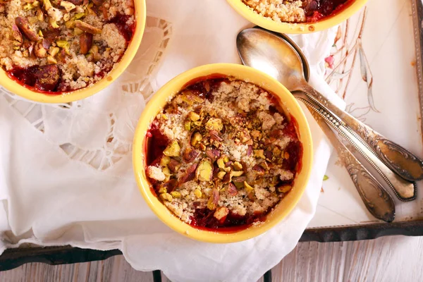 Mixed Fruit Crumble Pistachio Nut Topping — Stock Photo, Image