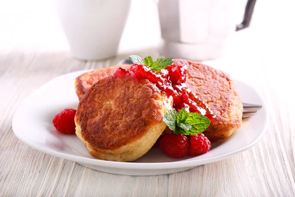 Frittelle Formaggio Quark Con Marmellata Lampone Piatto — Foto Stock