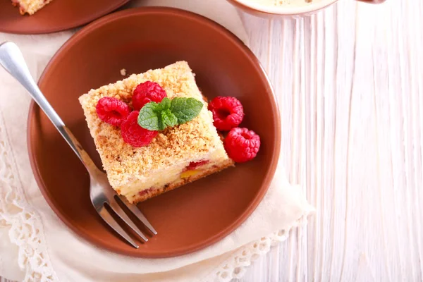 Şeftali Ahududu Streusel Pasta Plaka Üzerinde — Stok fotoğraf