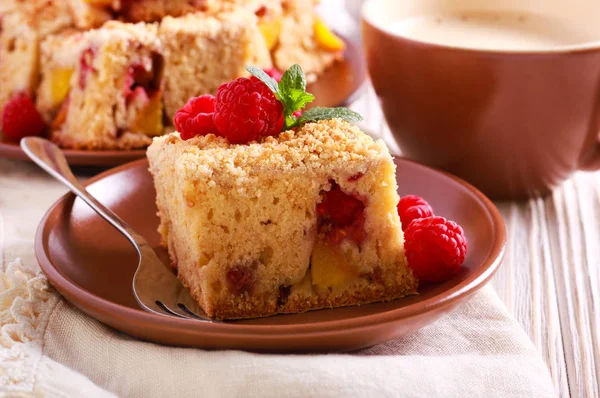 Peach Raspberry Streusel Cake Plate — Stock Photo, Image