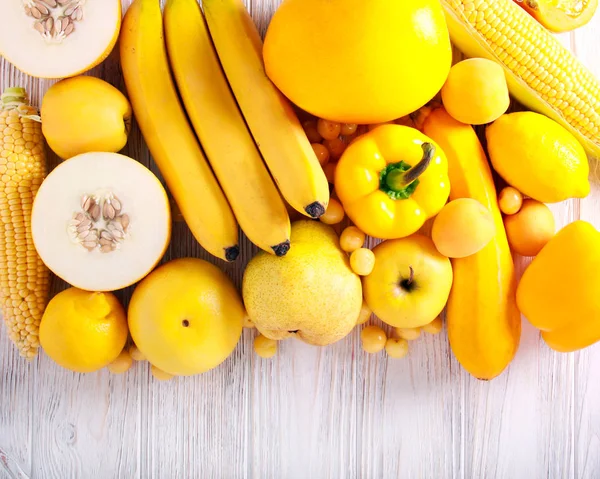 Color Amarillo Surtido Verduras Frutas Mesa Madera — Foto de Stock