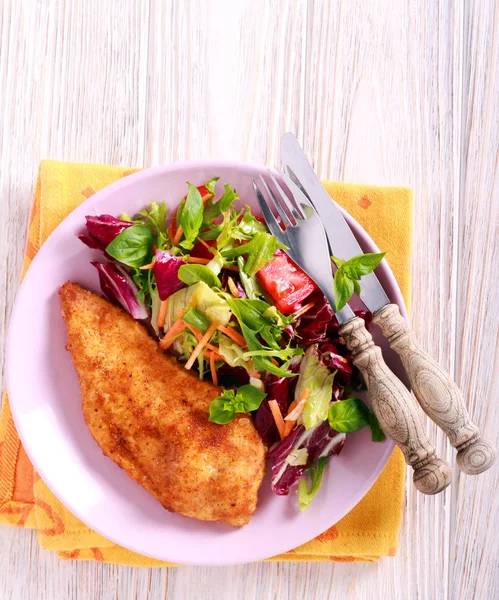 kızarmış tavuk fileto ve salata plaka üzerinde