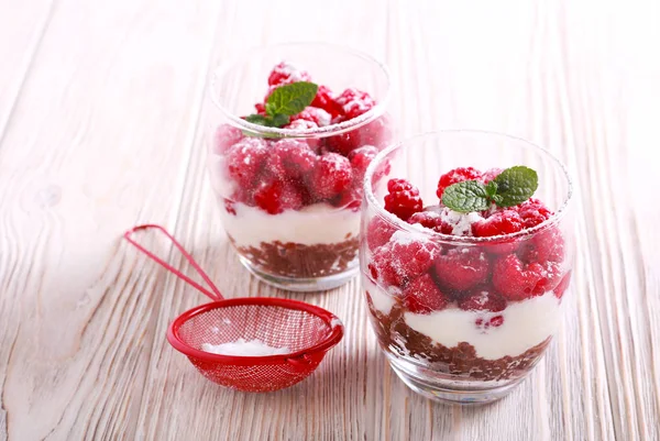 树莓分层甜点在杯子 在桌上服务 — 图库照片