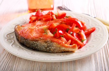 Kırmızı balık biftek, ızgara ve salata plaka üzerinde