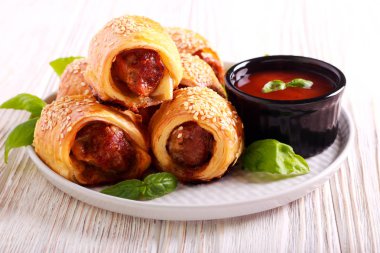 Üst plaka üzerinde susam ile mini sosis rolls