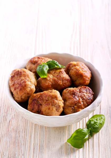 Rindfleischbällchen Einer Schüssel Über Holztisch — Stockfoto