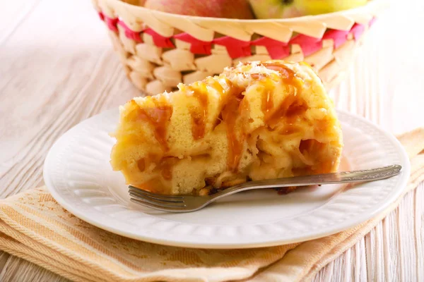 Torta Mele Caramelle Caramellate Tagliate Fette Sul Piatto — Foto Stock