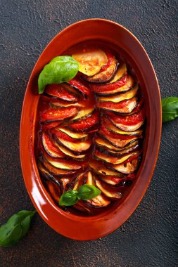 Ratatouille - katmanları, kabak, patlıcan, domates sosunda pişmiş