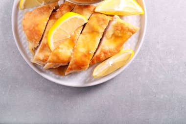 Limonlu tavuk göğsü, dilimlenmiş tabağında, üstten görünüm