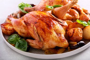 Plaka üzerinde fırında sebzeli tavuk kızartma