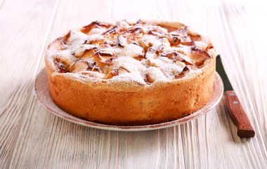 Elma pasta krema şeker üst kısmında ile servis tabağına