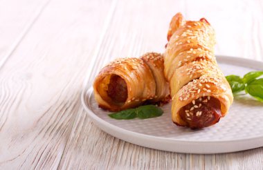 Sosis tabakta üstüne susam ile rulo