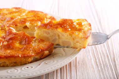 Dilimlenmiş, tabakta sırlı meyveli kek