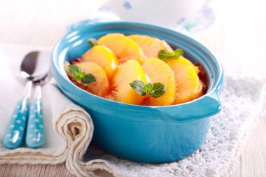 Mini cheesecake haşlanmış meyve dilimleri ile tepesinde