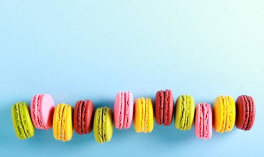 Farklı renkli kek - macaroons üzerinde arka plan mavi.