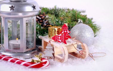 Noel dekorasyonu ile kar beyaz arka plan üzerinde