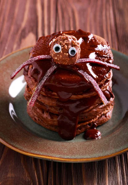 Çikolatalı Krep Sır Örümcek Ile Servis Edilir Halloween Şeker — Stok fotoğraf