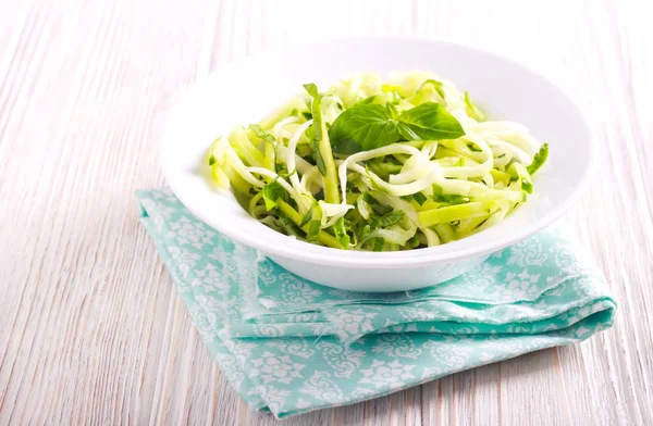 Insalata Zucchine Fresche Cetrioli Sul Piatto — Foto Stock