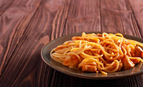 Espaguetis Con Pechuga Pollo Salsa Tomate Plato — Foto de Stock