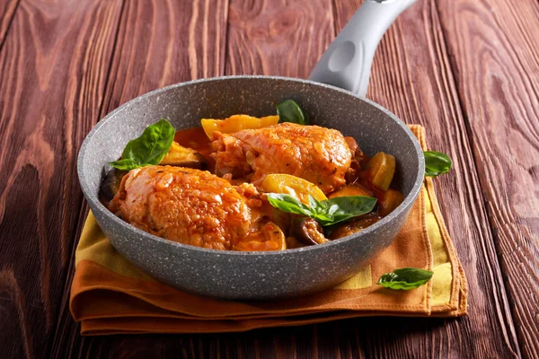 Muslos Pollo Con Berenjena Calabacín Salsa — Foto de Stock