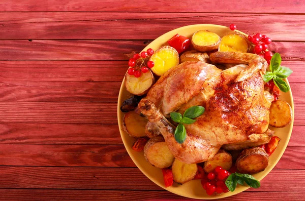 Pieczonego Kurczaka Warzywami Tabliczce Nad Drewnianym Stole — Zdjęcie stockowe