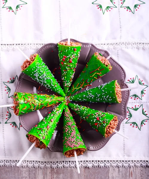 Natal Árvore Crunch Pops Com Polvilhas Placa — Fotografia de Stock