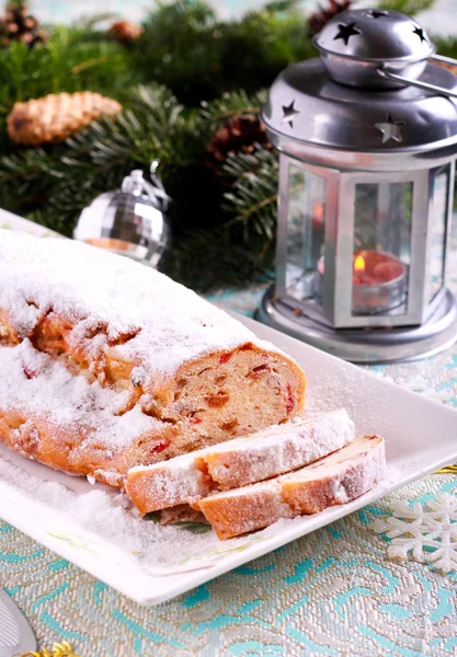 粉砂糖 クリスマス シュトーレン ケーキ皿にスライス — ストック写真