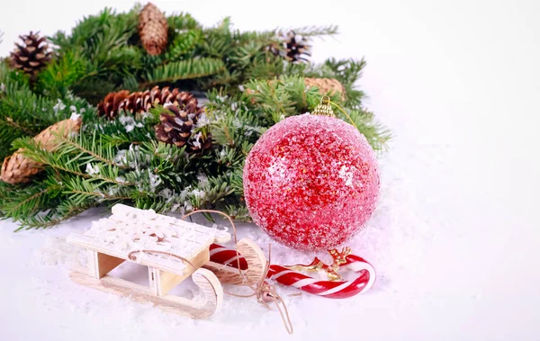 Kerstdecoratie Met Sneeuw Witte Achtergrond — Stockfoto