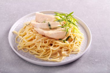 Tabakta tarhun tavuk spagetti