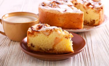 Elma pasta krema şeker üst kısmında ile servis tabağına