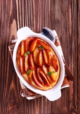 Peynirli kek teneke içinde baharatlı Erik tepesi ile