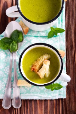 Metal kupalar croutons brokoli çorbası