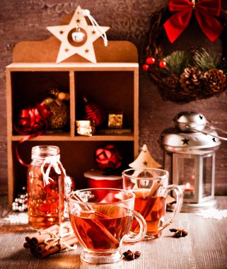 Baharatlı meyve içki masasında tarçın çubuğu ile