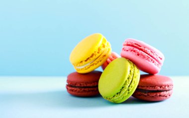 Farklı renkli kek - macaroons üzerinde arka plan mavi.