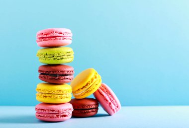 Farklı renkli kek - macaroons üzerinde arka plan mavi.