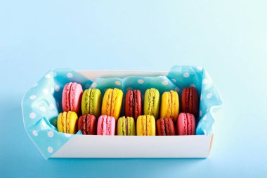 Farklı renkli kek - macaroons bir kutu içinde