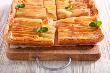 Baharatlı armut pasta dilimleri ahşap tahta üzerinde