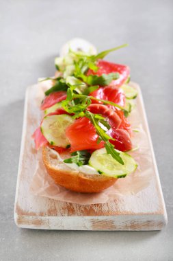 Gemide somon, salatalık, roka ve creamcheese sandviç