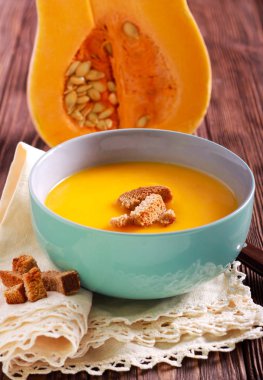 Bir kasede croutons Balkabagi çorba