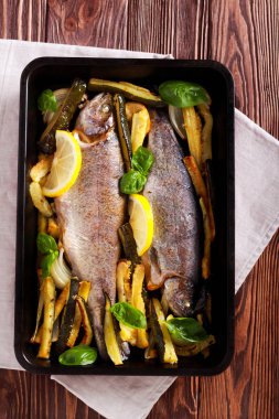 Gökkuşağı alabalığı teneke pişirme içinde kabak ile pişmiş