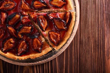 Baharatlı Erik ahşap tahta üzerinde dilimli kek