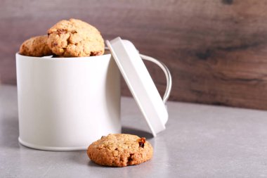 Gri arka plan üzerinde metal teneke içinde ev yapımı bisküvi