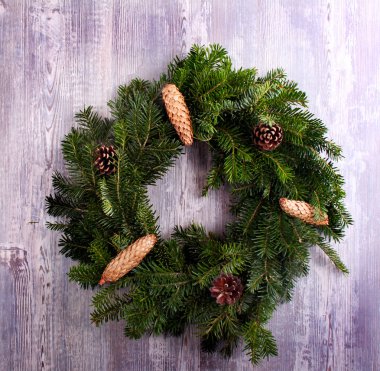 Ahşap arka plan, üstten görünüm üzerinde Noel çelenk