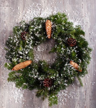 Ahşap arka plan, üstten görünüm üzerinde Noel çelenk