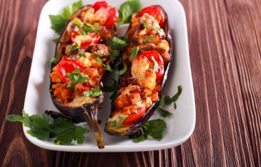 Tavuk fileto, domates ve peynir ile doldurulmuş patlıcan
