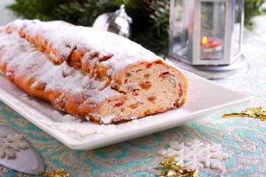 Noel stollen Pasta krema şeker, ile tabağa dilimlenmiş
